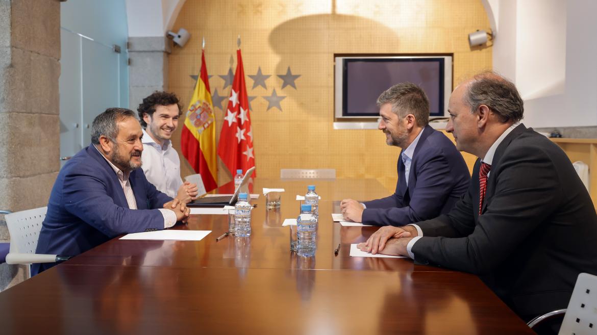 García Martín y López-Valverde se reúnen con el alcalde de Cenicientos Los consejeros Miguel Ángel García Martín y Miguel López-Valverde durante su reunión con el alcalde de Cenicientos