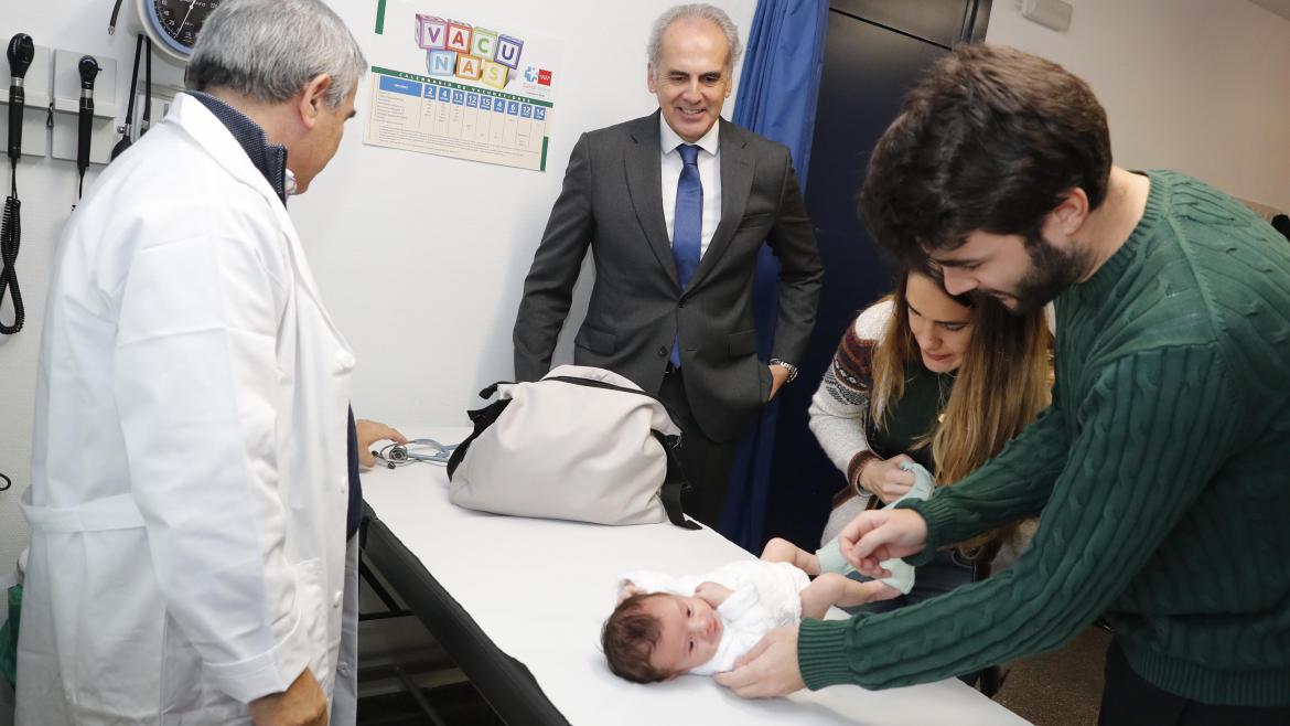 El consejero de Sanidad acude a una Consulta de atención al recién nacido 