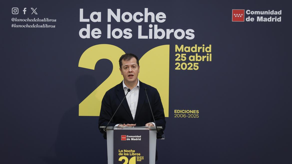 El viceconsejero Luis Martín durante la presentación de La Noche de los Libros