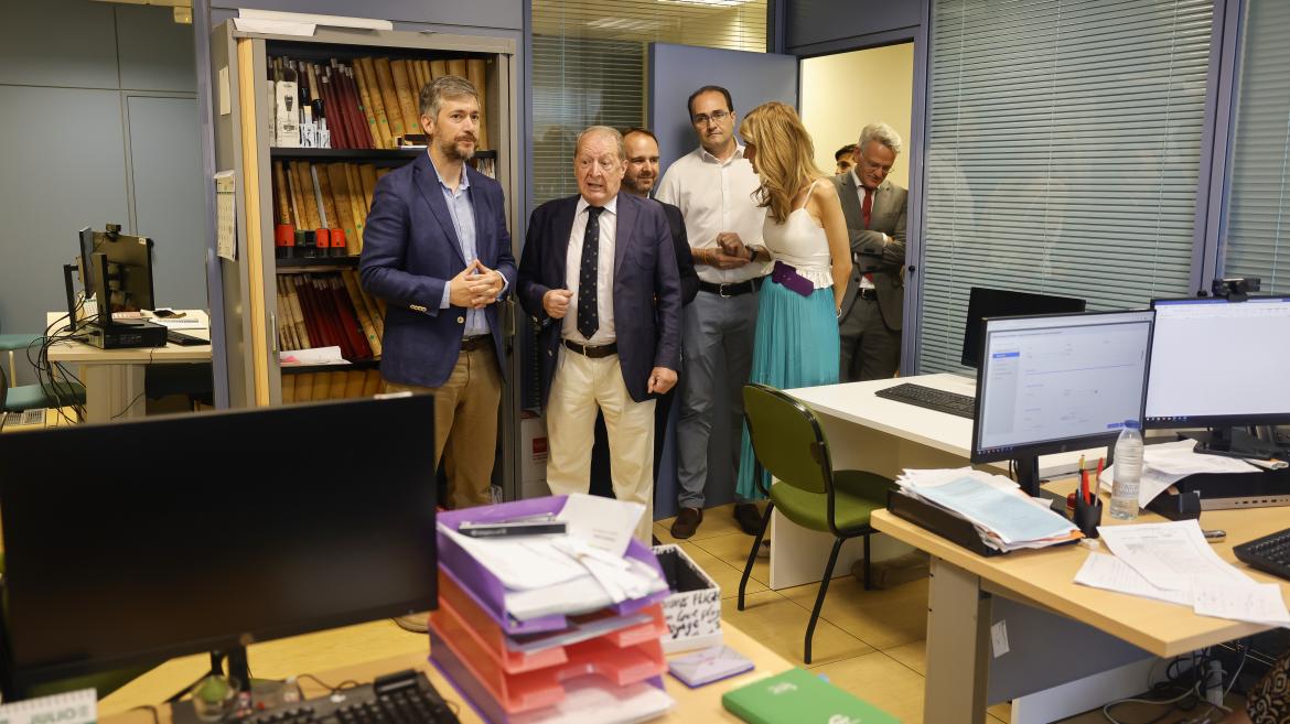 El consejero Miguel Ángel García Martín durante su visita en Guadarrama a la nueva Oficina de Justicia en el Municipio