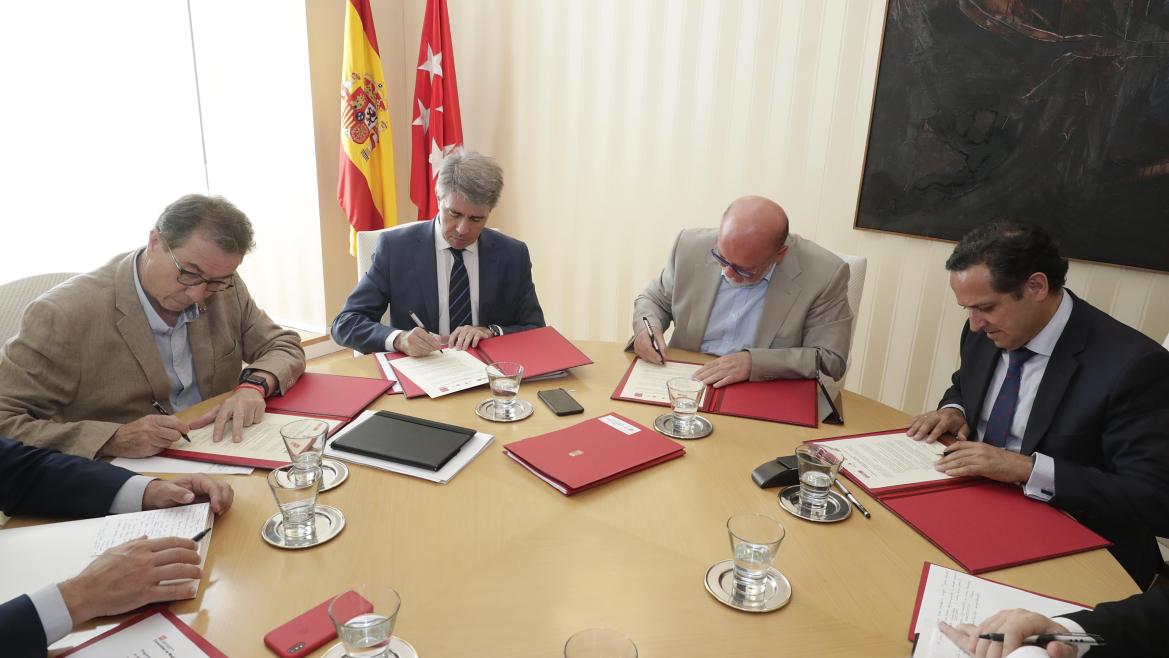 El presidente regional, Ángel Garrido, firma la prórroga de la Estrategia Madrid por el Empleo con los sindicatos UGT, CC OO y la patronal CEIM 