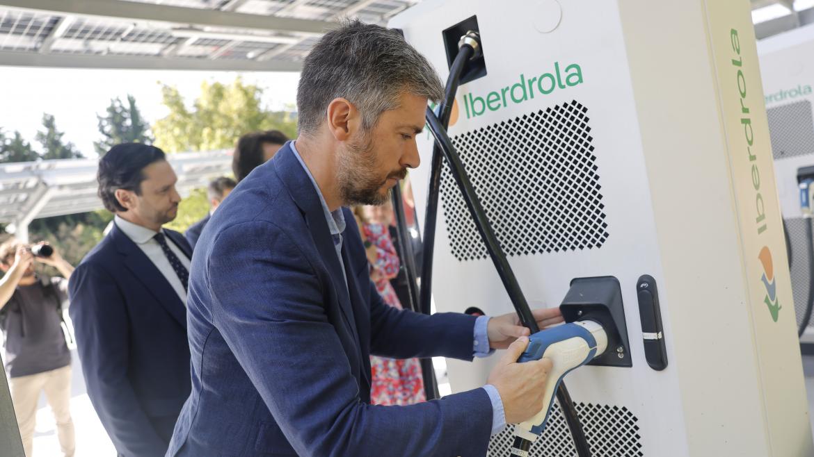 García Martín inaugura en Leganés la segunda electrolinera en la región El consejero Miguel Ángel García Martín en la segunda electrolinera en la región