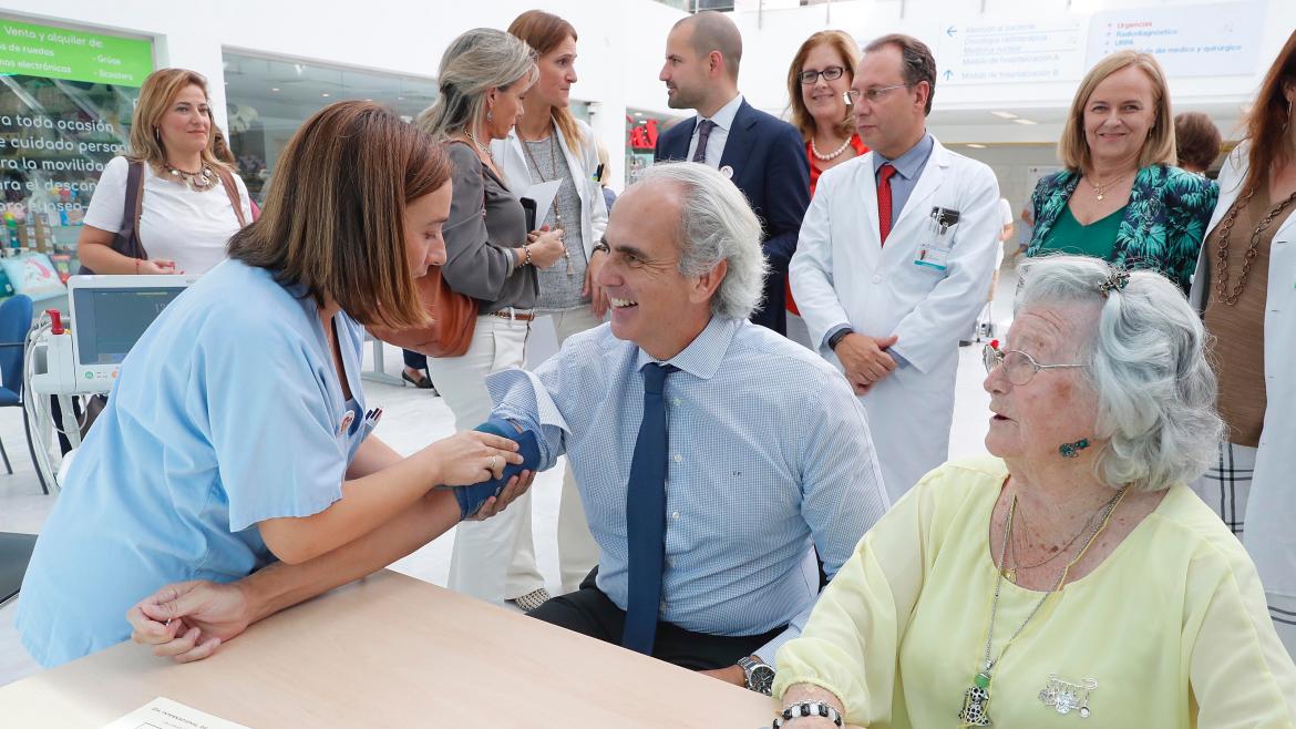 imagen de Enrique Ruiz Escudero durante la visita al Hospital Puerta de Hierro