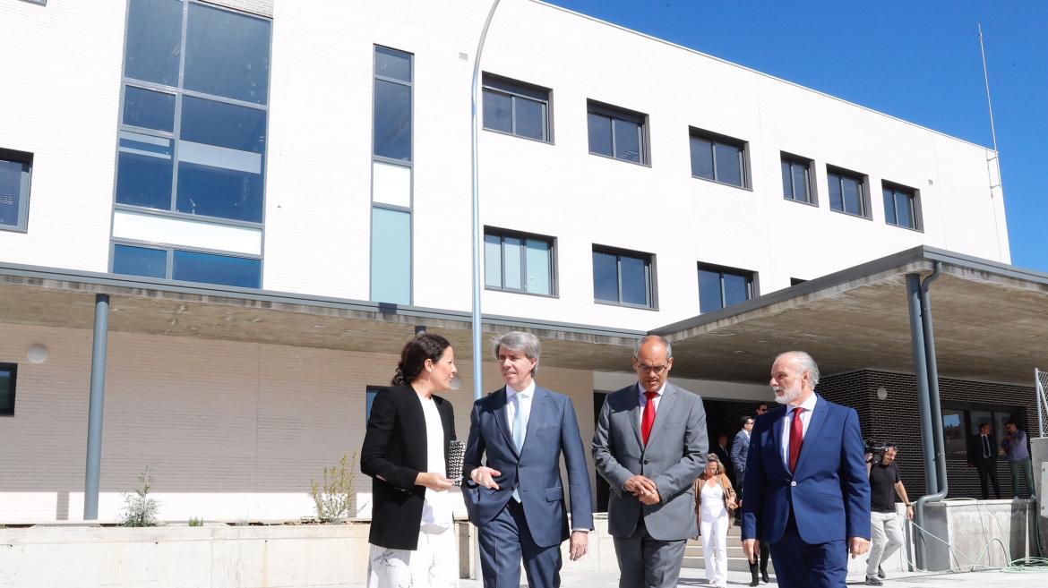 El presidente regional ha avanzado los datos de admisión de centros educativos durante su visita al nuevo instituto público de Las Tablas