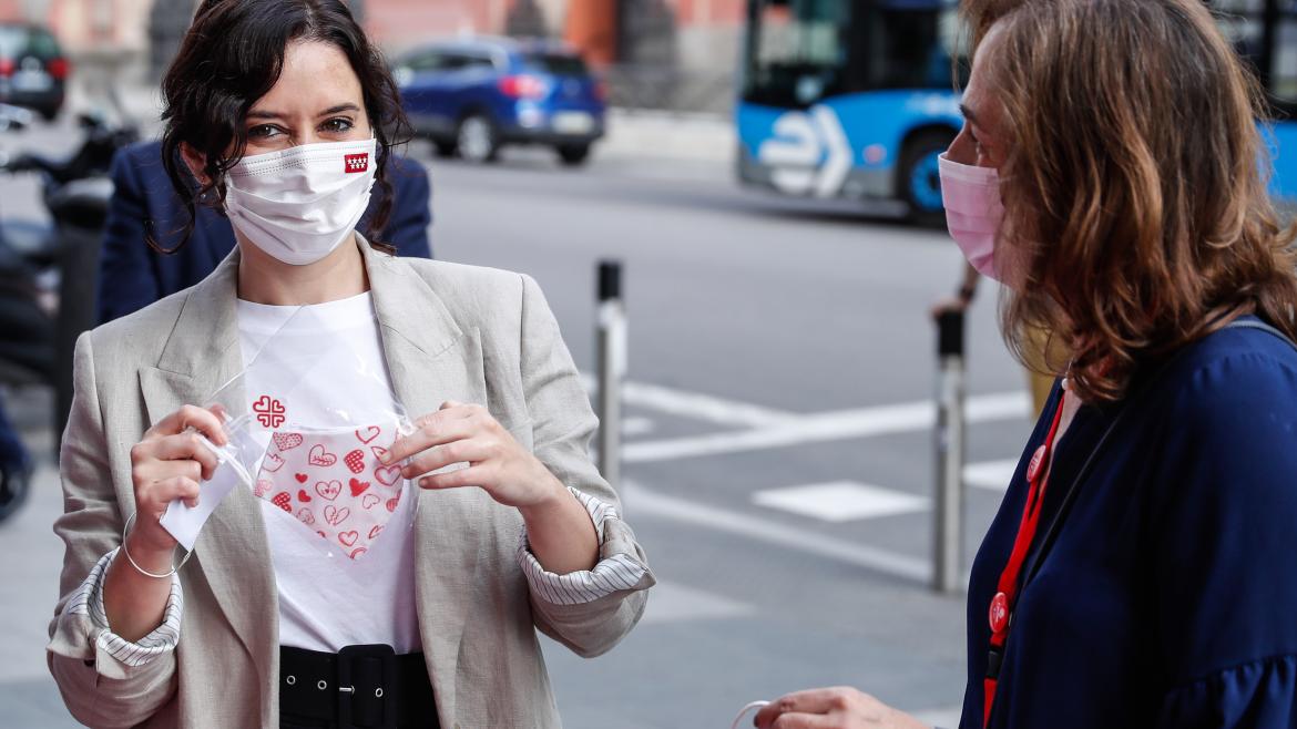 Díaz Ayuso traslada el apoyo de la Comunidad de Madrid al trabajo de Cáritas con familias vulnerables.