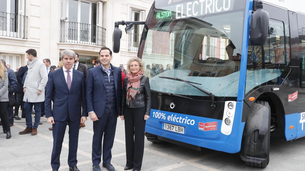 Aguado y Garrido junto a la alcaldesa de Aranjuez posando delante de un autobús