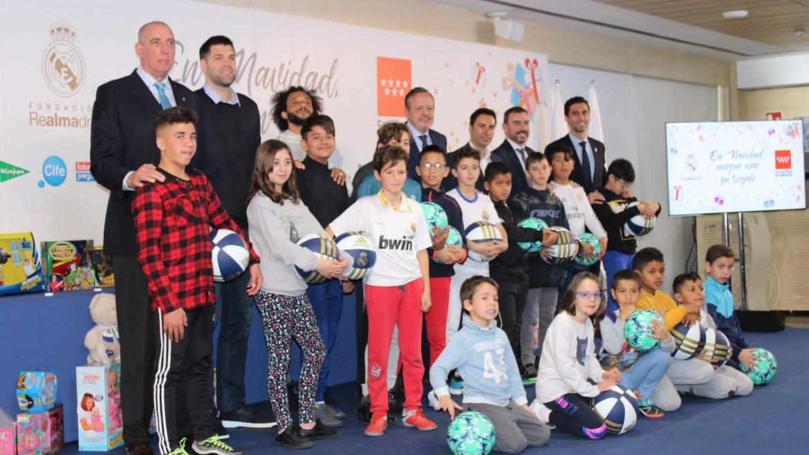 Alberto Reyero durante el acto de la campaña ‘En Navidad, ningún niño sin regalo’