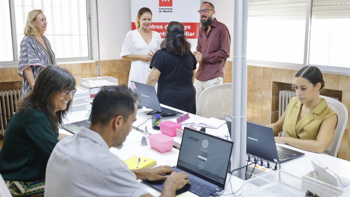 La consejera recorriendo las instalaciones