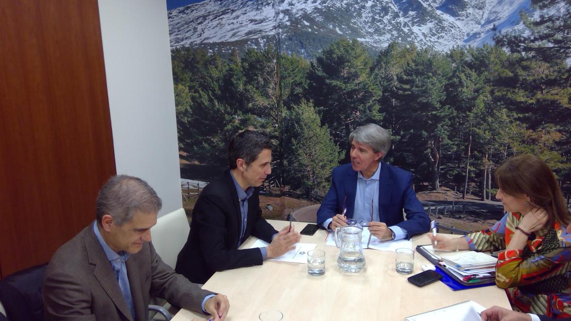 Ángel Garrido durante su reunión con el alcalde de Alcalá de Henares