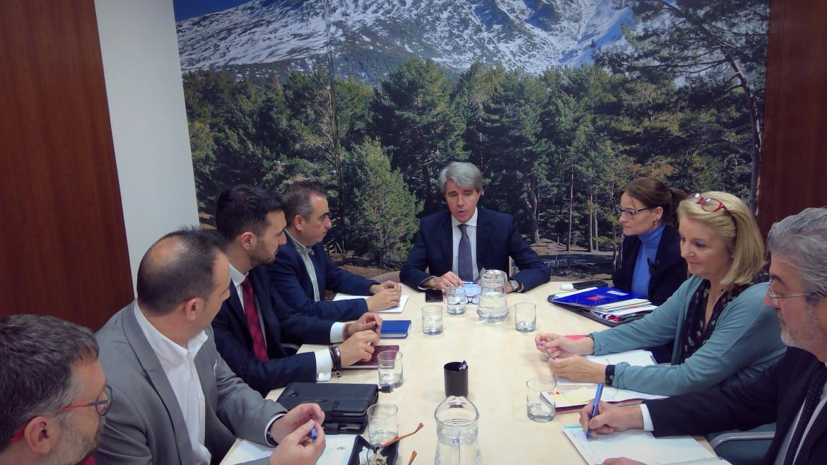Ángel Garrido durante la reunión con el alcalde de San Fernando de Henares
