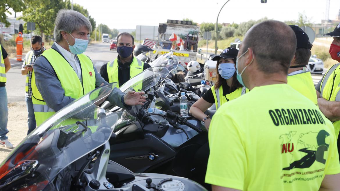 Ángel Garrido durante su visita a la instalación de nuevas barreras de protección en Loeches