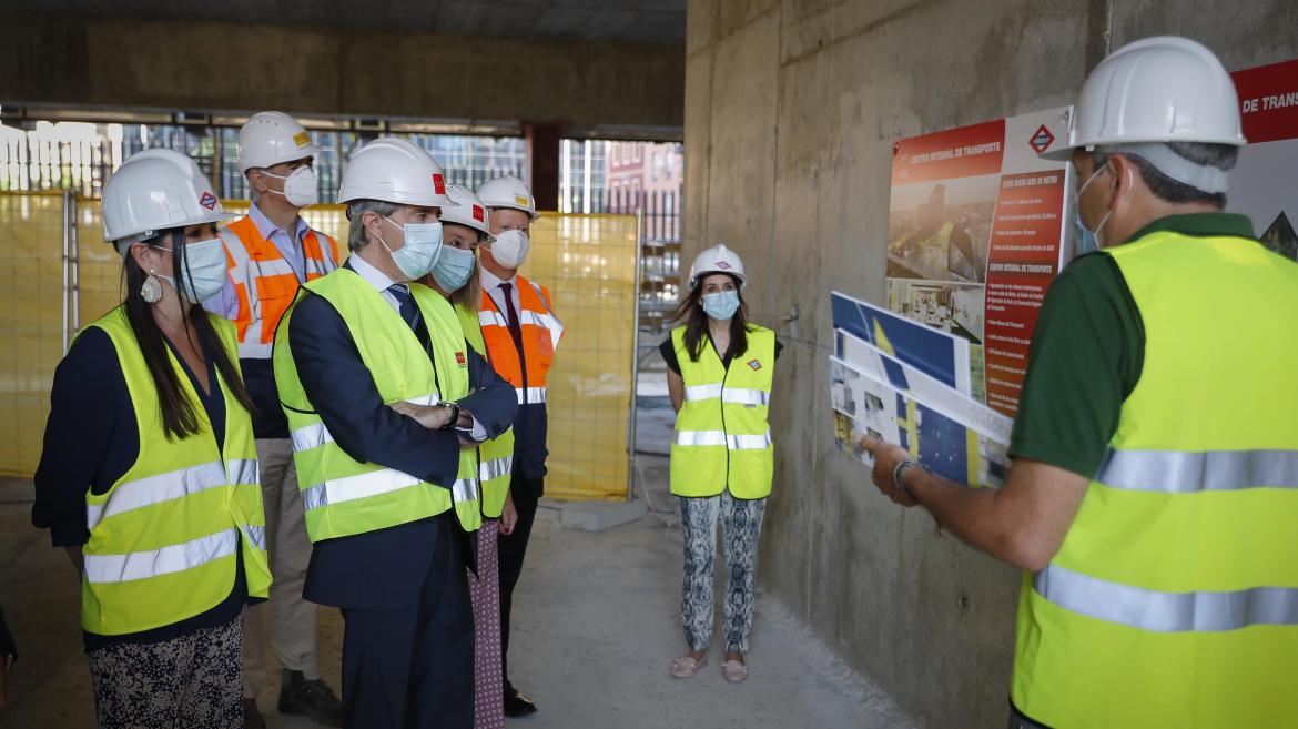 Ángel Garrido durante su visita a las obras de la nueva sede de Metro