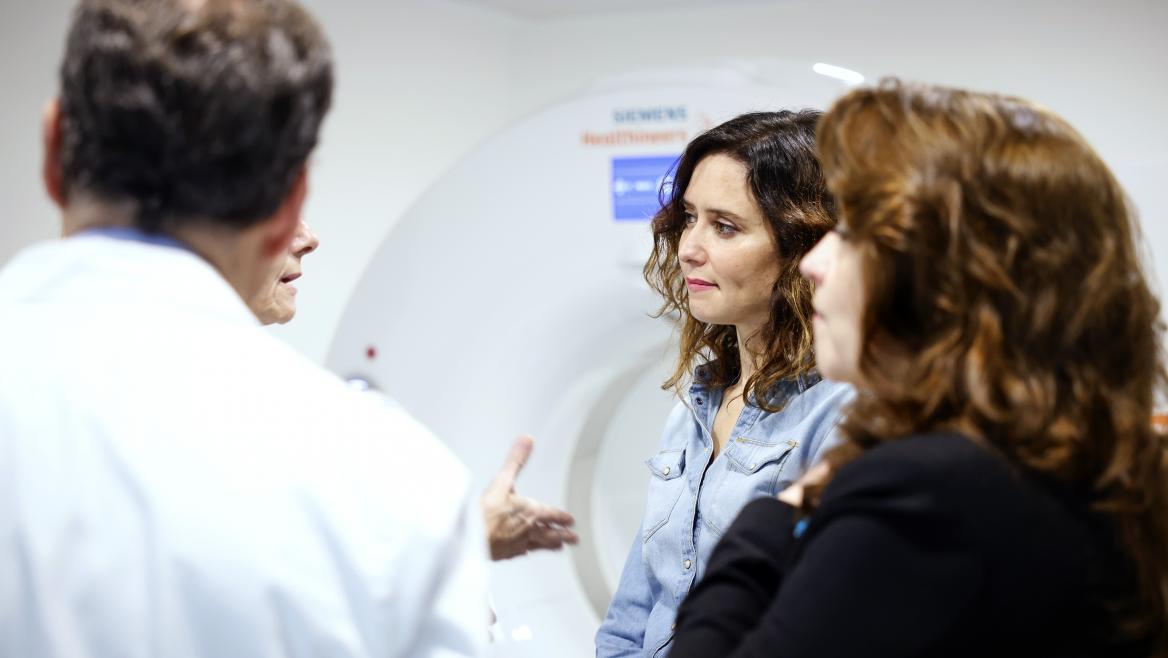 La presidenta junto a la consejera en el hospital