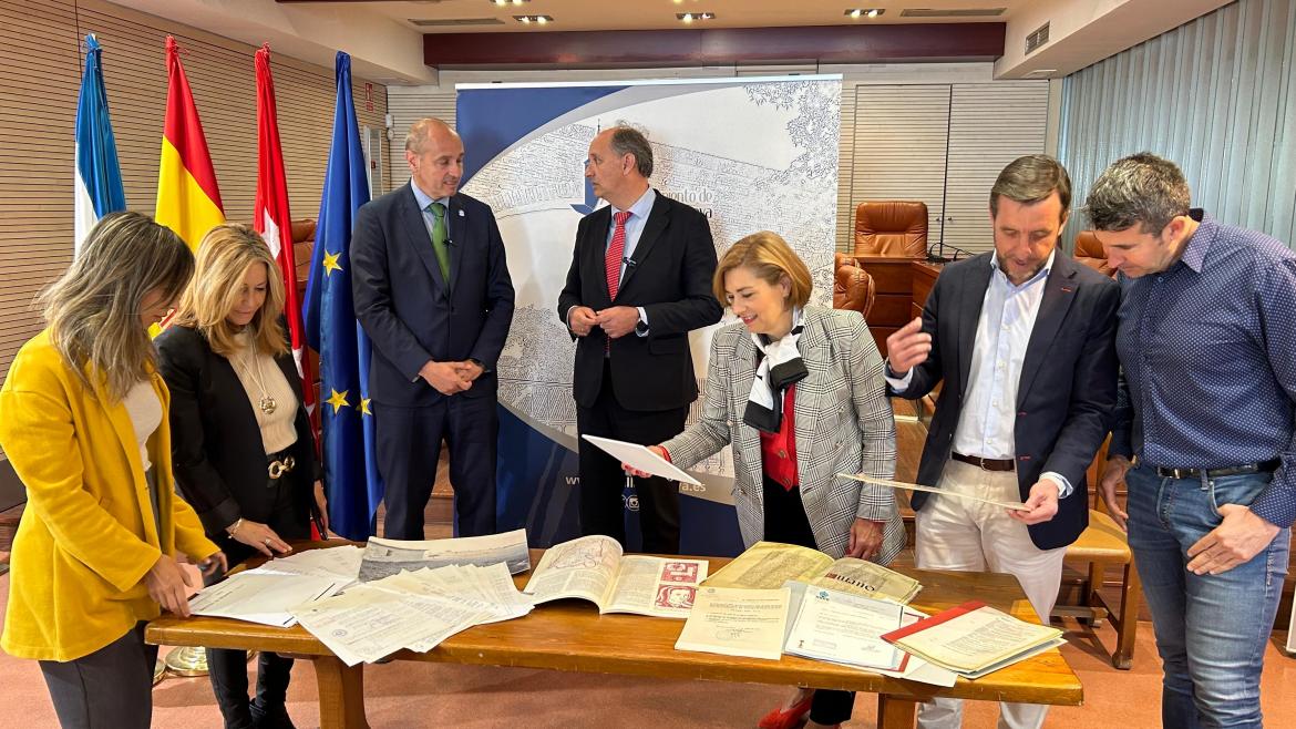 El consejero Miguel López-Valverde durante su visita a Sevilla la Nueva
