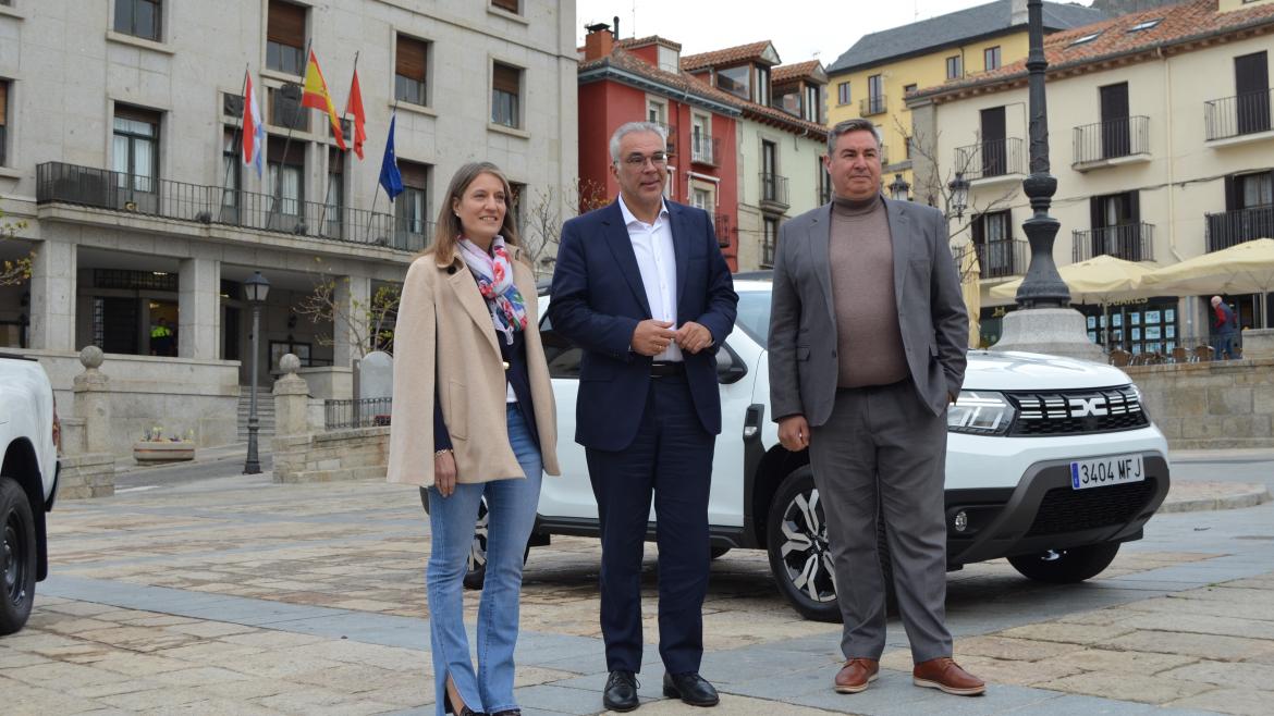 El consejero junto a otros representantes