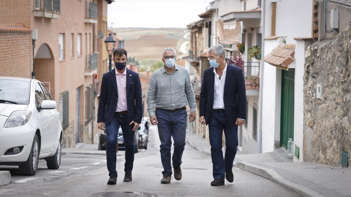 El consejero Carlos Izquierdo visita San Agustín del Guadalix El consejero caminando por las calles del municipio