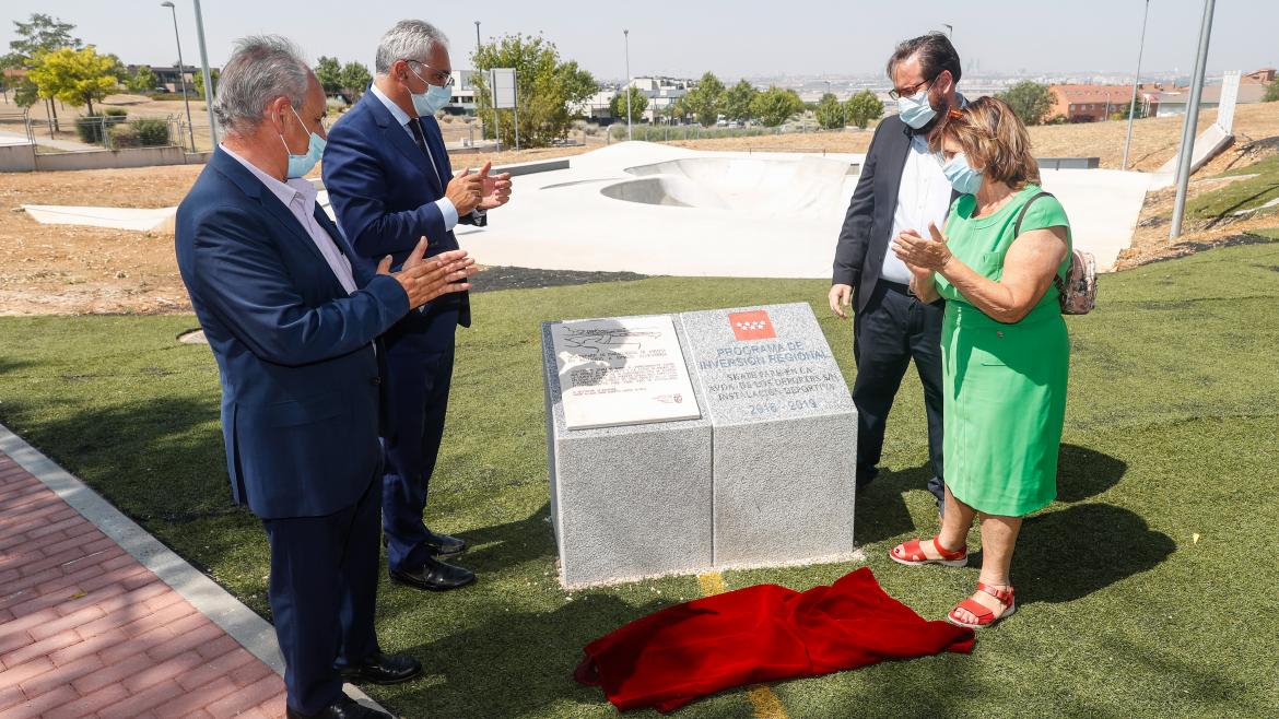El consejero junto con los padres de Ignacio Echevarría ante la placa conmemorativa a su hijo en el nuevo parque de skate