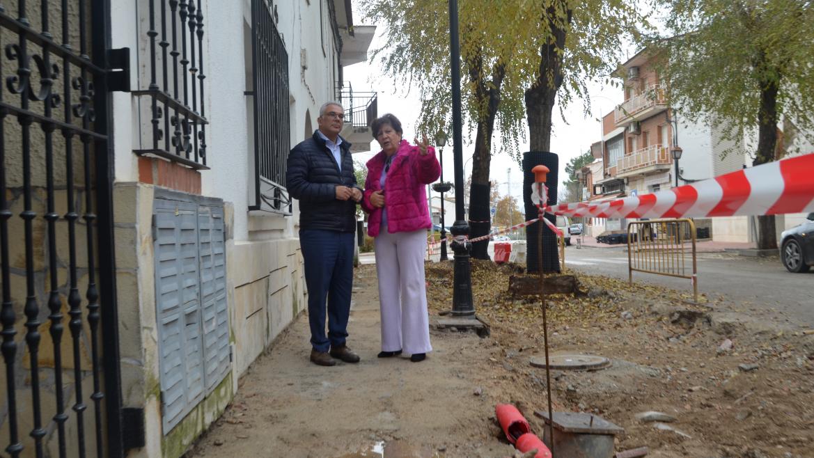 El consejero visitando una calle en obras