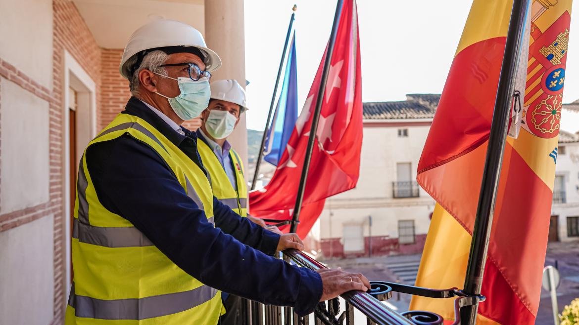 Carlos Izquierdo durante su visita al nuevo Ayuntamiento de Tielmes