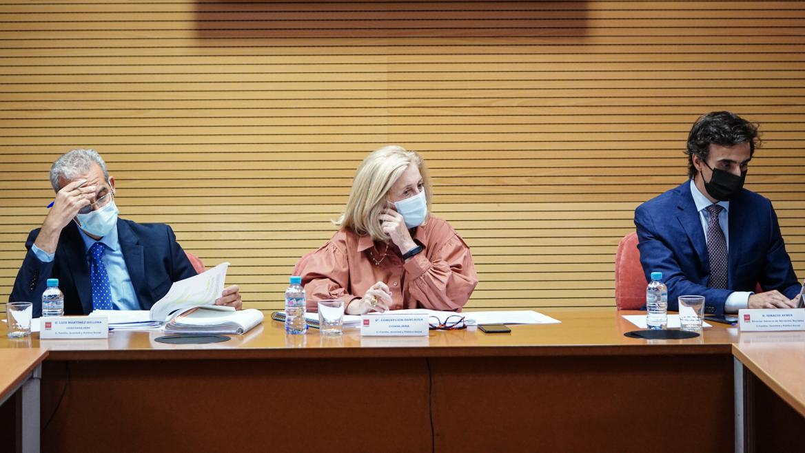 Plano en detalle de la consejera sentada en la mesa de la reunión