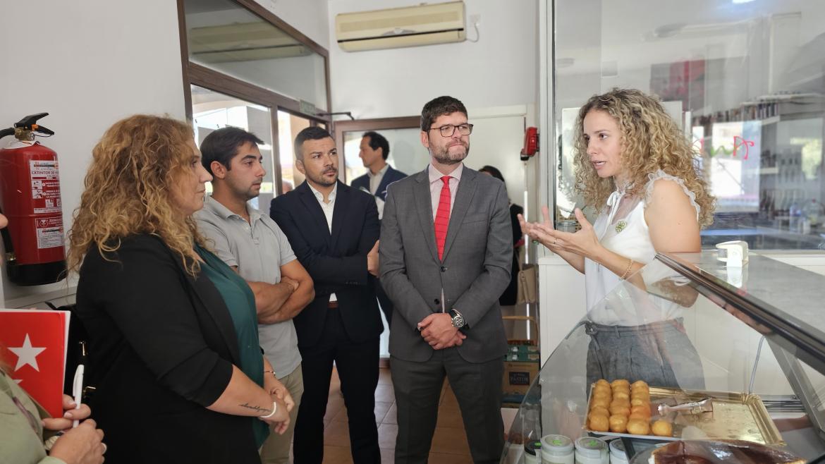 El viceconsejero recorriendo el municipio visitado