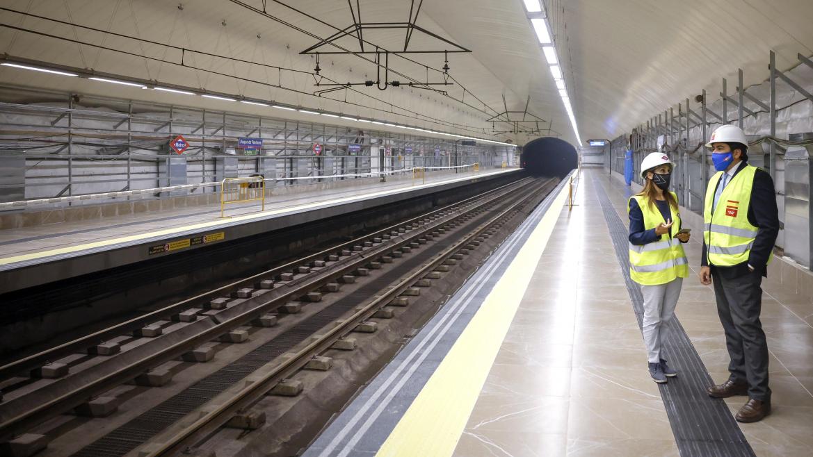 El consejero junto a otra persona en el andén de la estación de Metro de Duque de Pastrana