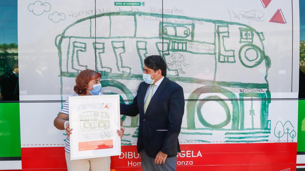 David Pérez entregando un carte a la participante