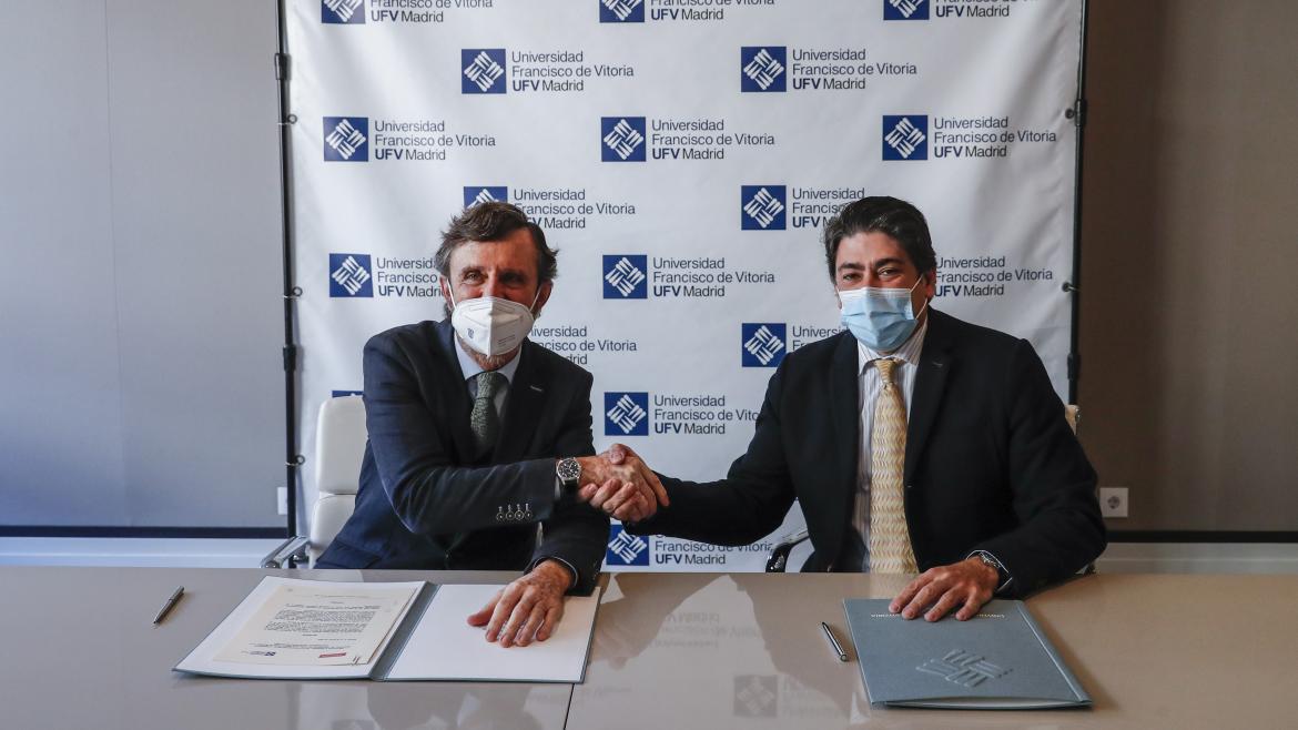El consejero estrechando la mano del representante de la Universidad