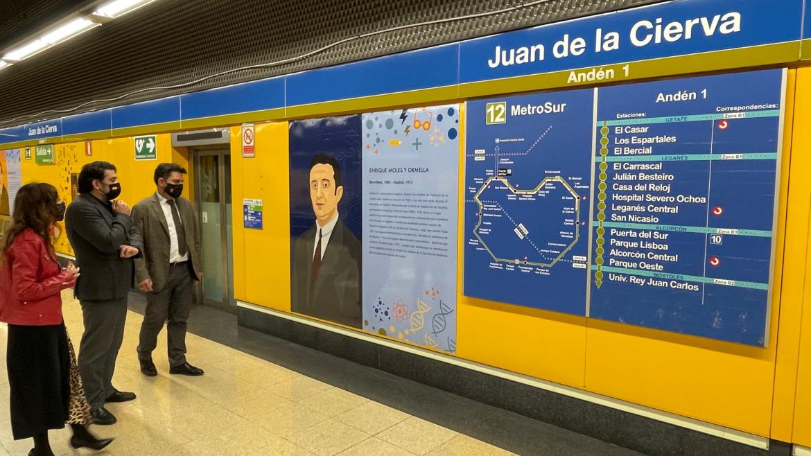 El consejero en el andén ante uno de los murales