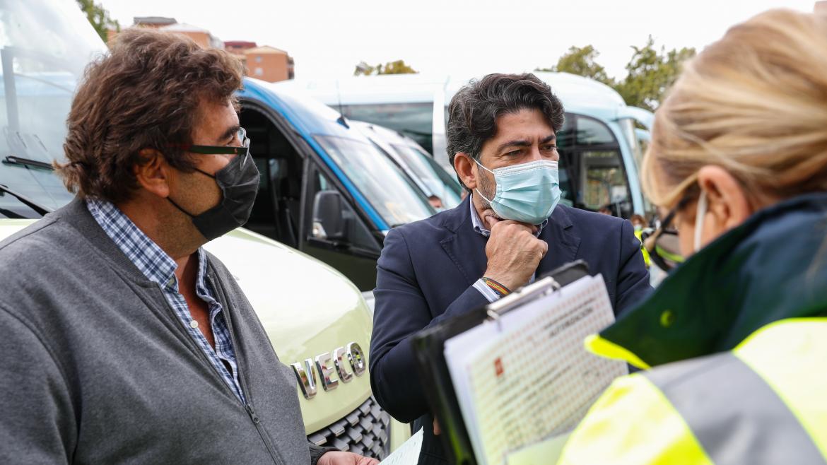 El consejero hablando con uno de los conductores y un responsable del control