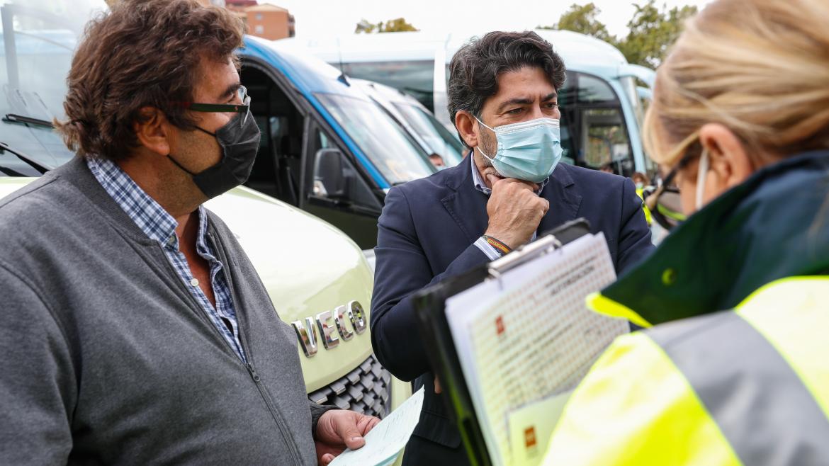 El consejero hablando con uno de los conductores y un responsable del control