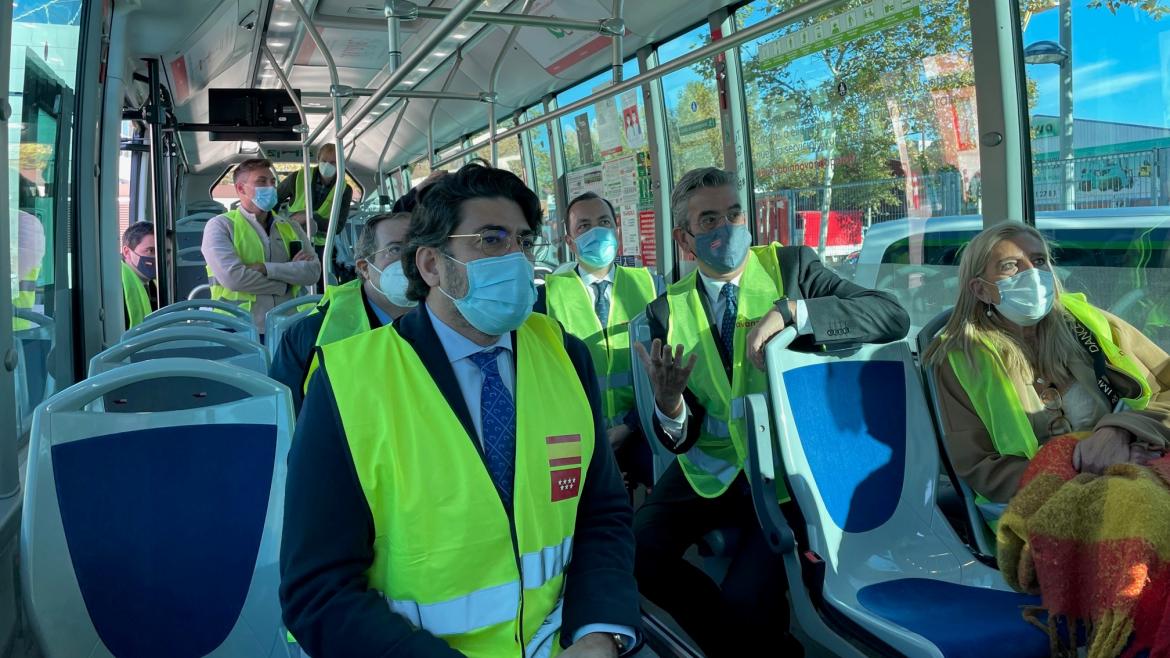 El consejero junto con otros asistentes a la visita montados en un autobús