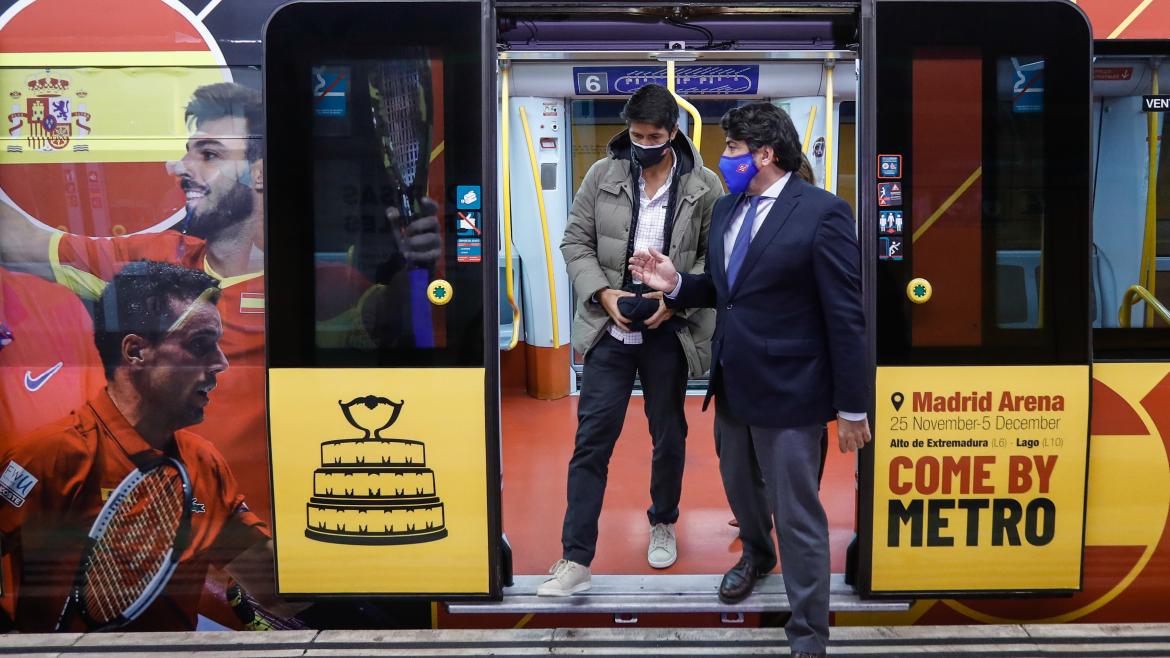 Animamos a los aficionados a desplazarse en Metro a la Copa Davis El consejero bajando de uno de los vagones vinilados