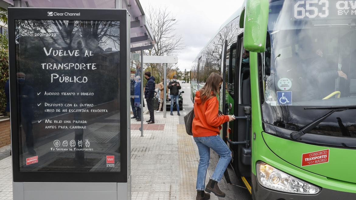Foto genérica de un autobús parado recogiendo gente de una parada
