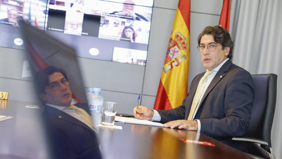El consejero en la mesa de la reunión