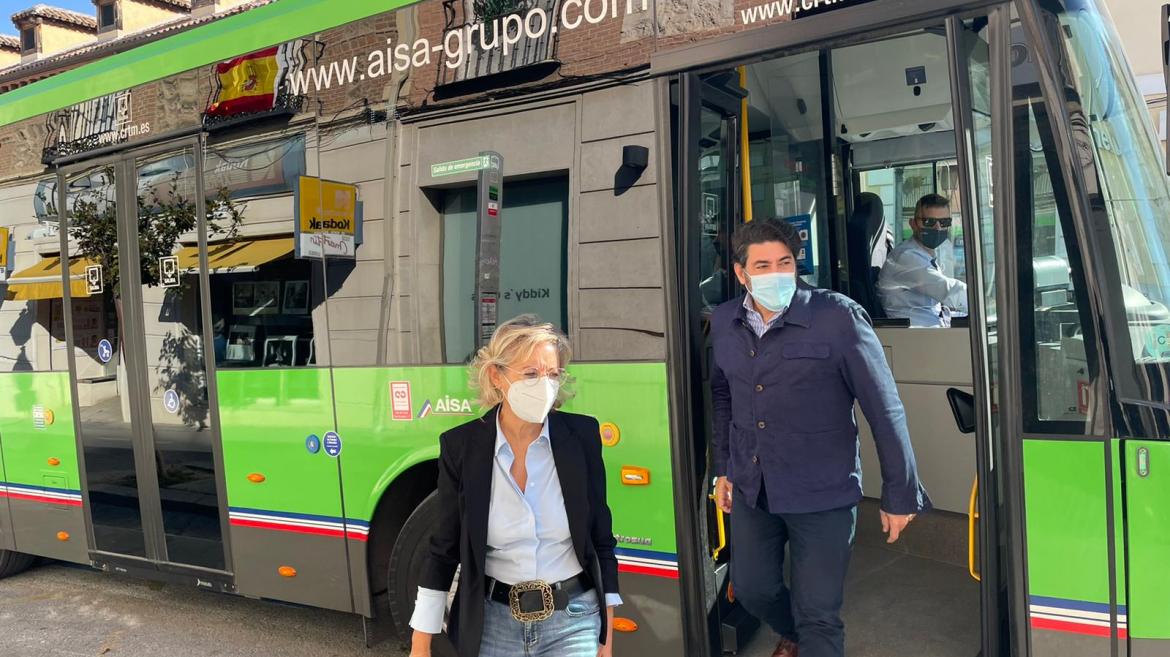 Personas bajando de un autobús