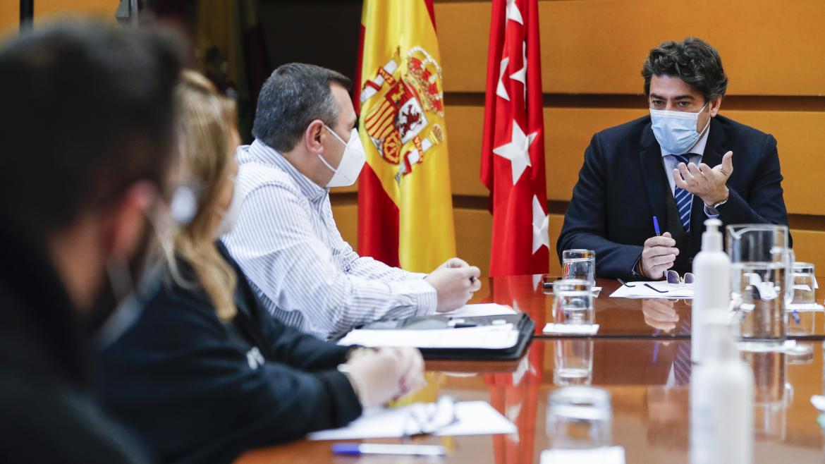 David Pérez durante su reunión con los vecinos de San Fernando de Henares