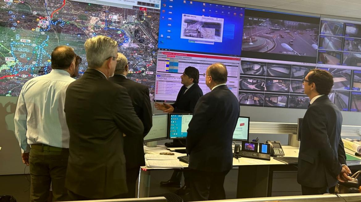 El consejero enseñando las instalaciones del CRTM