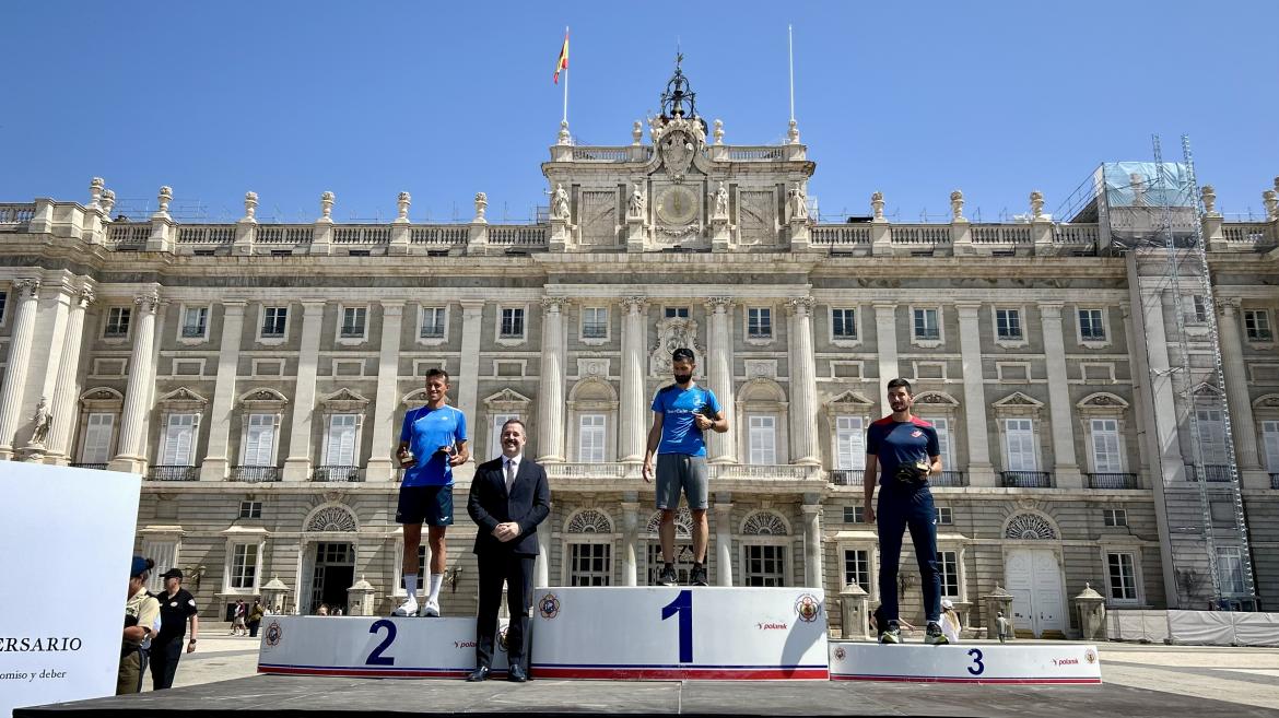 Mariano de Paco Serrano en el podio de la carrera popular X Aniversario de la proclamación del Rey Felipe VI