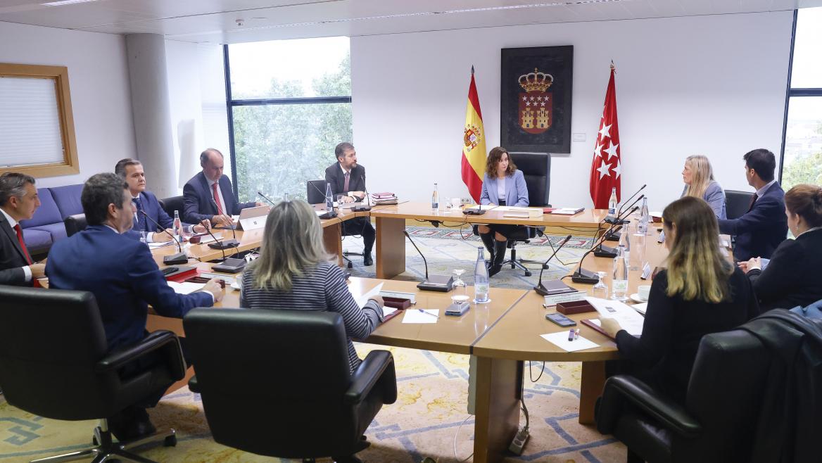 Plano general de la mesa con los consejeros y la presidenta