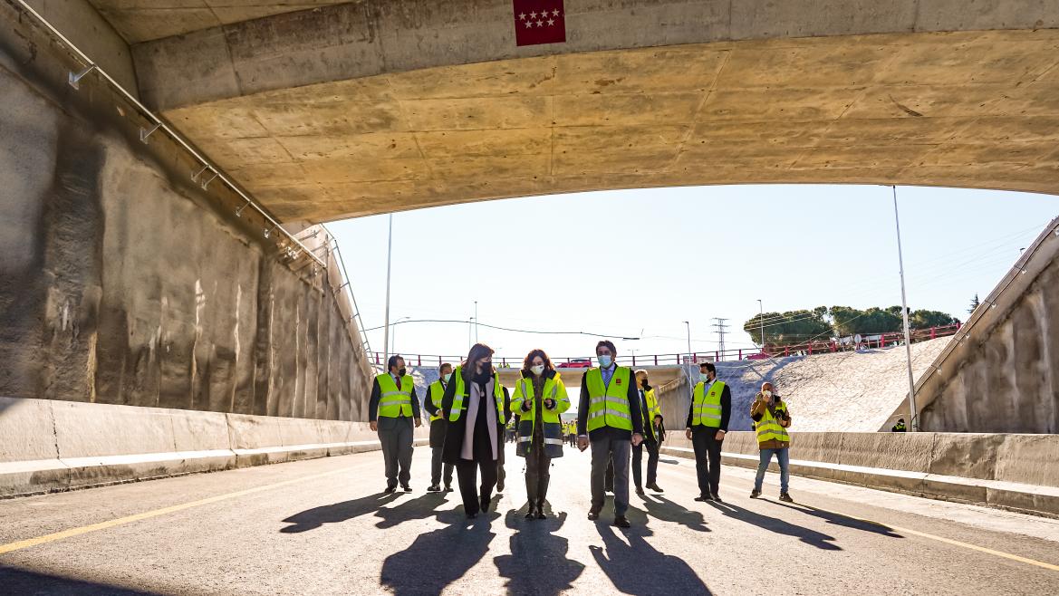 La presidenta junto al consejero y la alcaldesa caminando por la zona