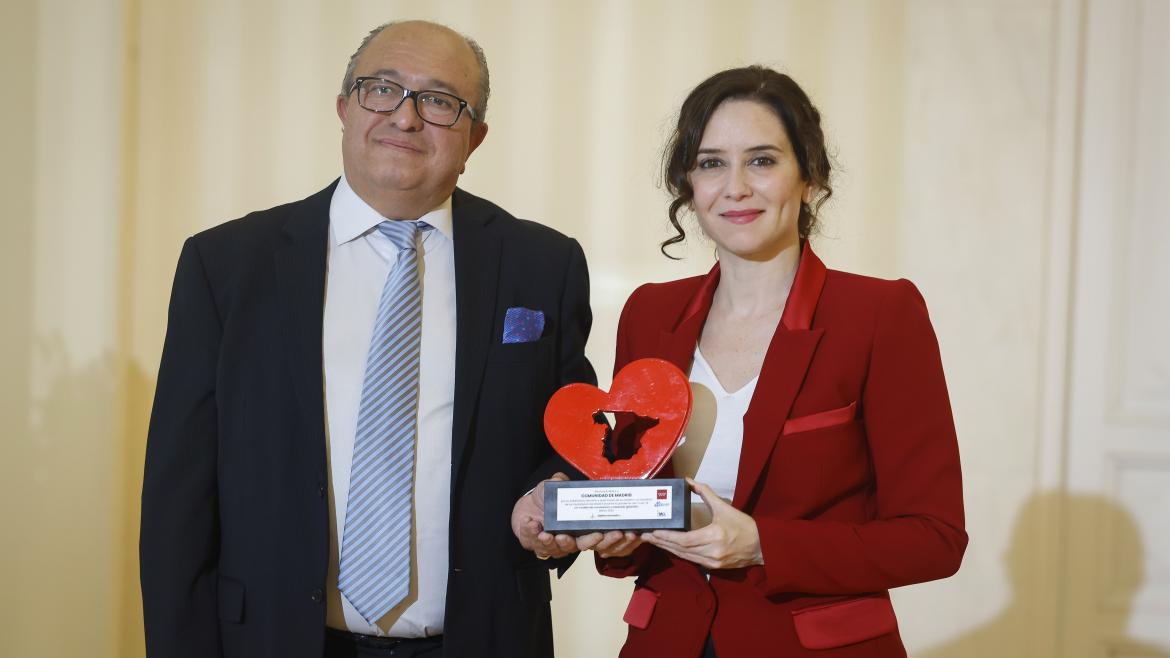 La presidenta Isabel Díaz Ayuso ha recibido el Premio España en el Corazón otorgado por la Asociación Española de Derecho Farmacéutico La presidenta recogiendo el galardón