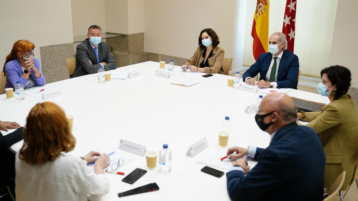 Díaz Ayuso se reúne con los sindicatos de la mesa sectorial de sanidad Mesa reunión consejero presidenta banderas españa sindicatos