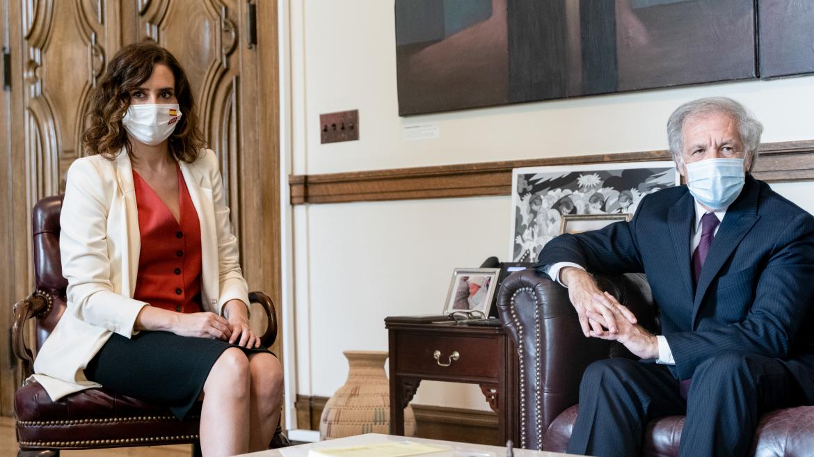 La presidenta sentada al lado del secretario general de la Organización de Estados Americanos, Luis Almagro
