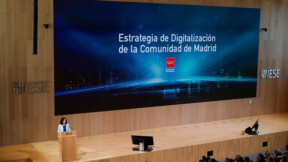 La presidenta interviniendo en el escenario del acto