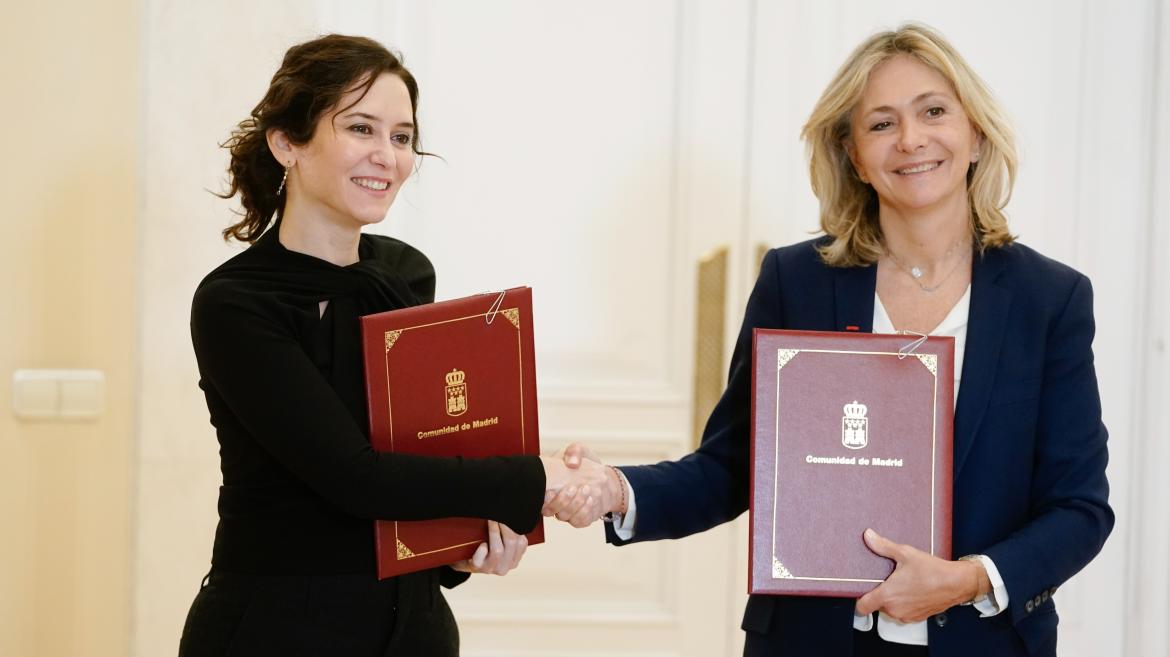 La presidenta junto a Valérie Pécresse con el acuerdo en la mano