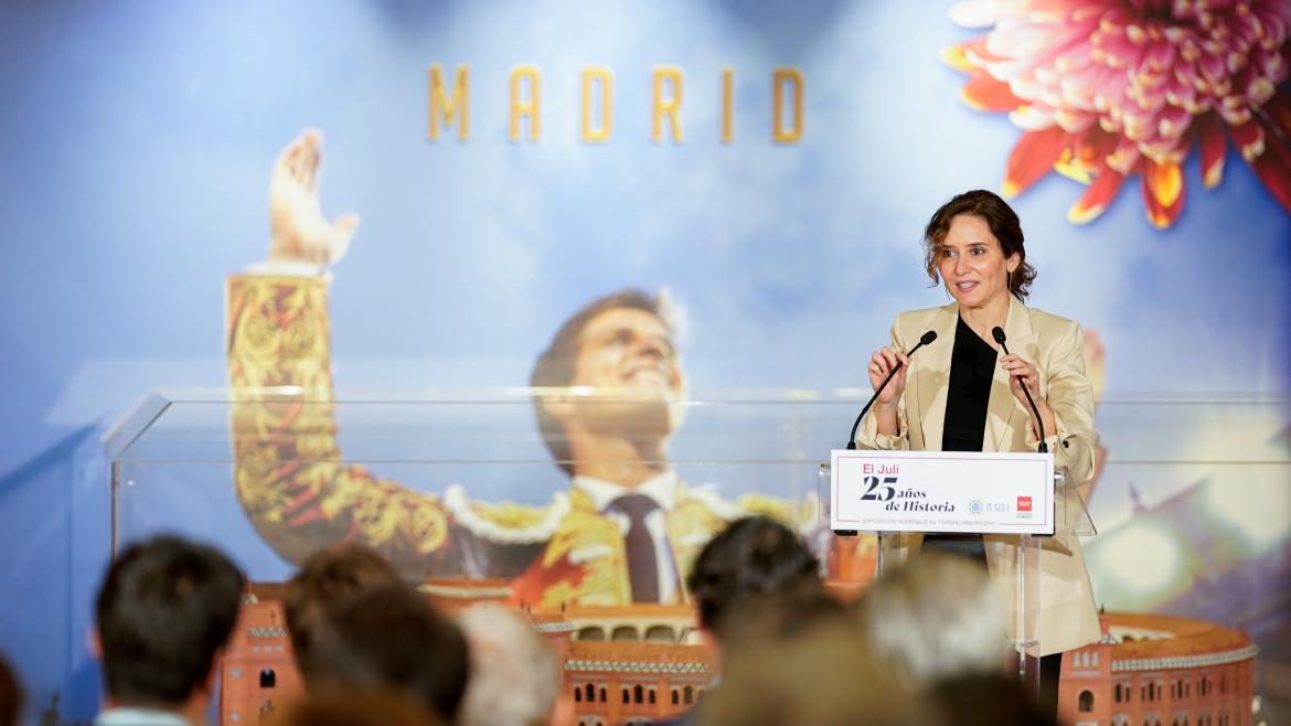 La presidenta durante el recorrido de la exposición en la plaza de Las Ventas