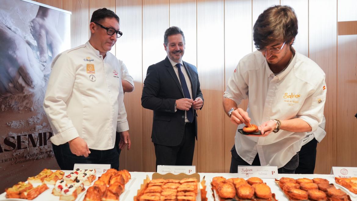 El consejero Mariano de Paco Serrano durante la presentación de la programación de Semana Santa