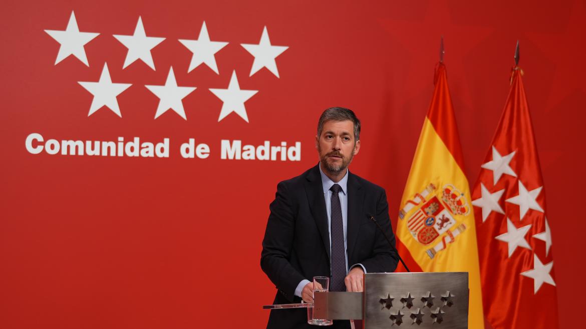 El portavoz Miguel Ángel García Martín atiende a los medios de comunicación desde la Real Casa de Correos