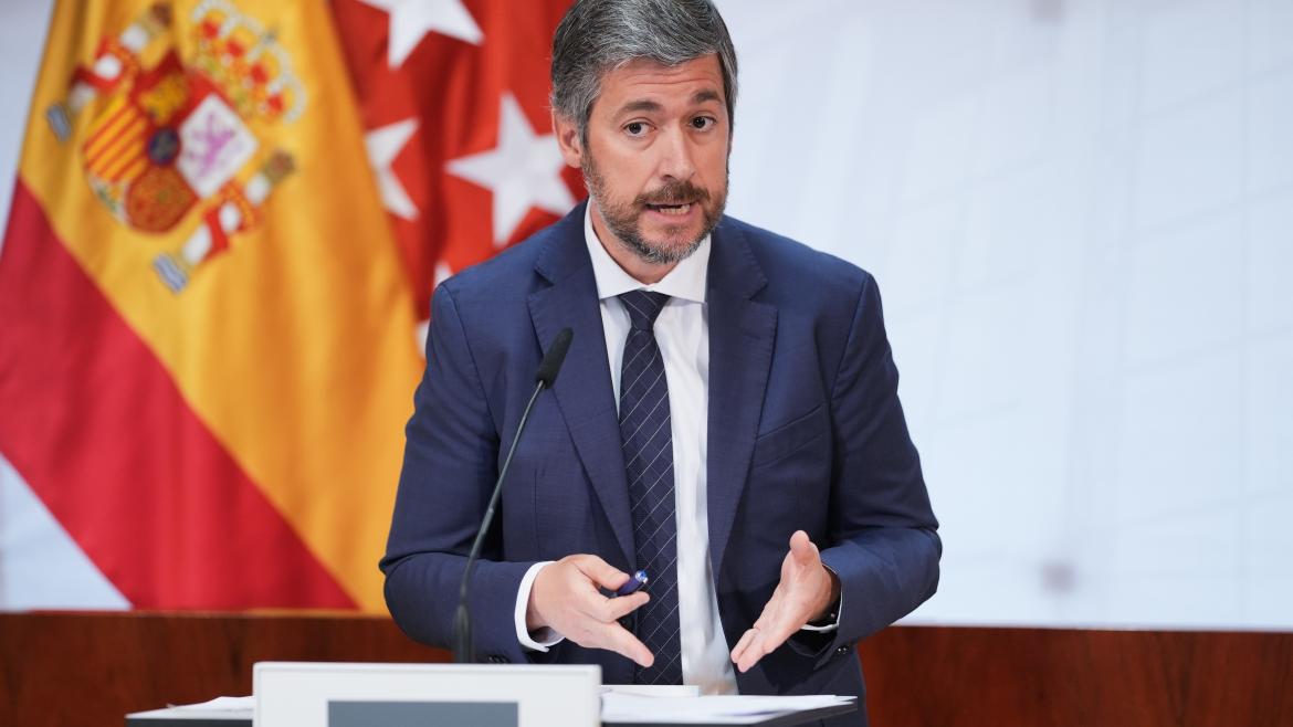 El portavoz Miguel Ángel García Martín atiende a los medios de comunicación desde la Asamblea
